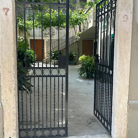 Pensionat Antique Luxury 4*